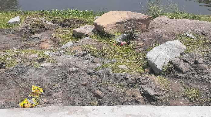 The newly constructed ghat of Bhurkunda Nalkari river became a den of drunkards.
