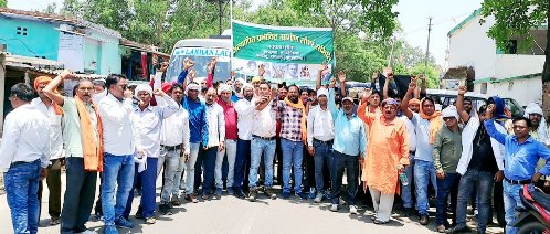 Visthapit Prabhawit Gramin Sangharsh Samiti staged a protest in Bhurkunda.