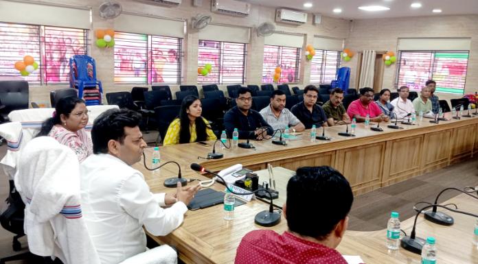 Ramgarh DC held a meeting with Chamber of Commerce officials regarding assembly elections.