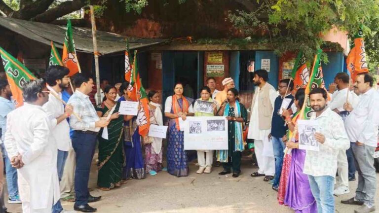 रामगढ़ में भाजपा महिला मोर्चा ने किया प्रदर्शन, कहा- महिला सुरक्षा के मुद्दे पर नीति स्पष्ट करें कांग्रेस
