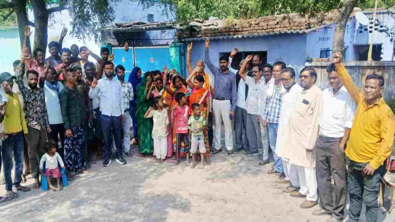 भुरकुंडा क्षेत्र कोयलांचल संघर्ष समिति ने न्यू बैरक में की बैठक, सुनी समस्याएं