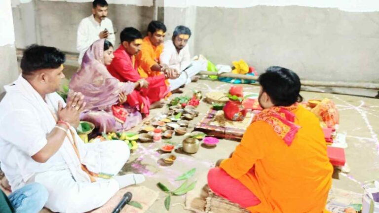 भुरकुंडा में कलश स्थापना के साथ मां शक्ति की भक्ति में रमे श्रद्धालु