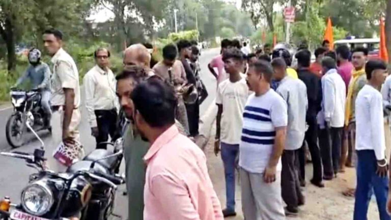पलामू में अज्ञात वाहन ने बाइक को चपेट में लिया, एक की मौत, दो घायल