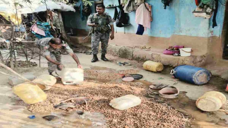 गढ़वा जिले के खरौंधी और रंका में पुलिस ने 1050 किलो जावा महुआ किया नष्ट