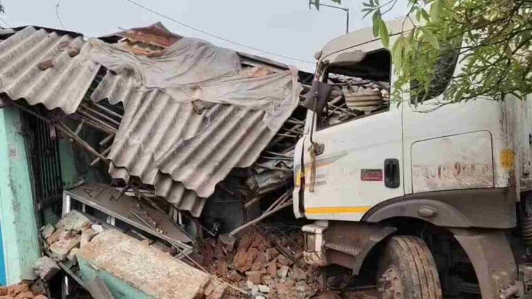 बोकारो में अनियंत्रित ट्रेलर दुकान में घुसा, दो की मौत, चार गंभीर