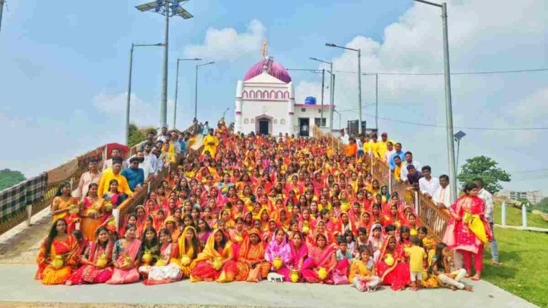 जगन्नाथपुर में कलश यात्रा के साथ दुर्गा पूजा शुरू, 300 से अधिक महिलाएं हुईं शामिल